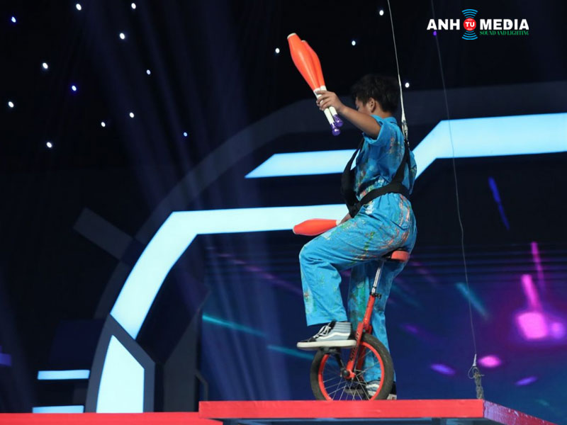 Anh-tu-media-don-vi-cho-thue-nhan-su-bieu-dien-xiec-nghe-si-nghe-thuat-tai-da-nang-1-anhtumedia