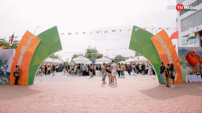 Anh-tu-media-to-chuc-hoi-cho-trien-lam-international-days-2