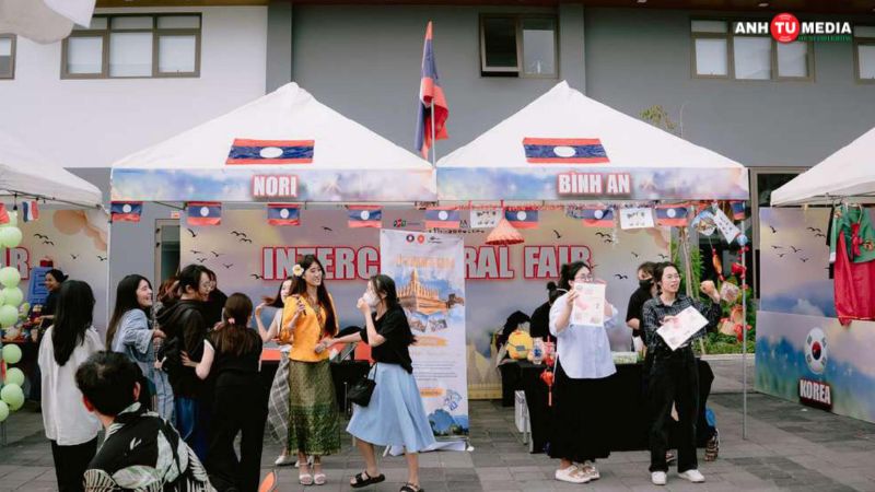 Anh-tu-media-to-chuc-hoi-cho-trien-lam-international-days-5