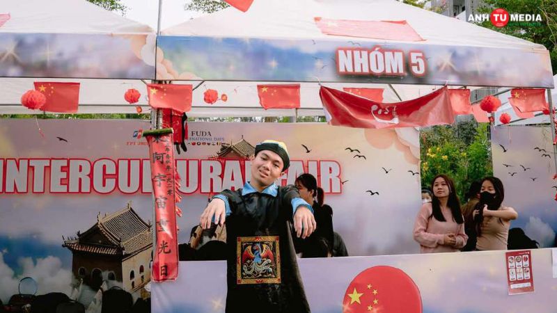 Anh-tu-media-to-chuc-hoi-cho-trien-lam-international-days-5