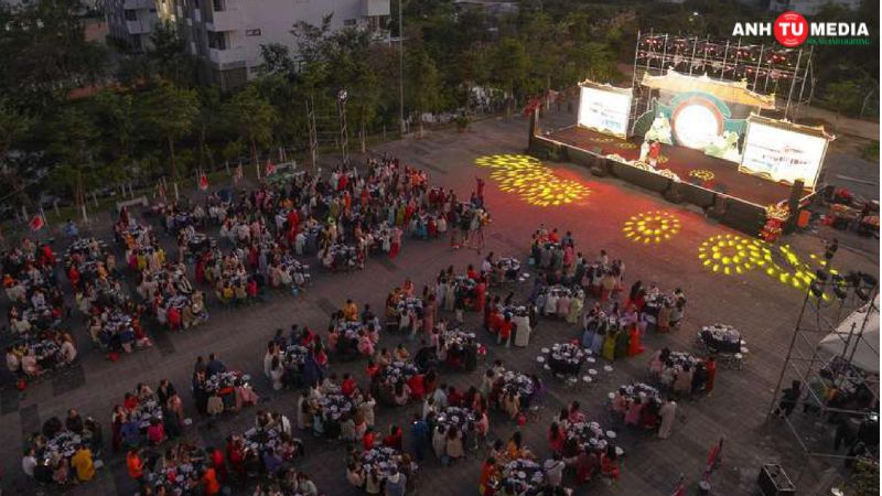 Anh-tu-media-to-chuc-year-end-party-long-phung-sum-vay-7