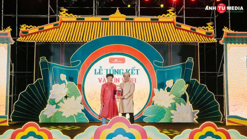 Anh-tu-media-to-chuc-year-end-party-long-phung-sum-vay-9