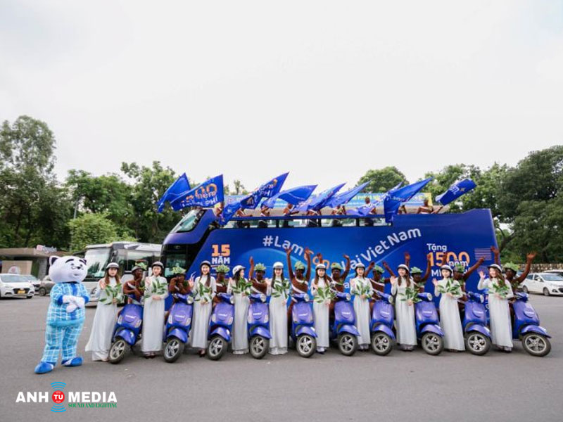 Chuan-bi-trang-thiet-bi-su-kien-cho-roadshow-anhtumedia