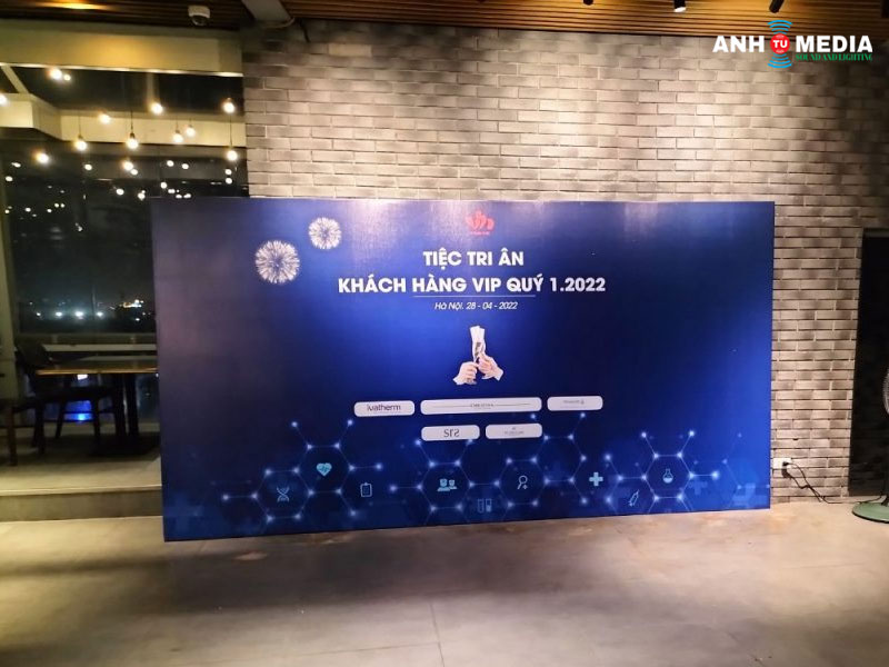 Dich-vu-thiet-ke-thi-cong-banner-backdrop-san-khau-tai-da-nang-anhtumedia