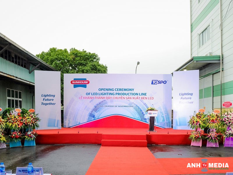 Khai-niem-ve-banner-backdrop-san-khau-1-anhtumedia