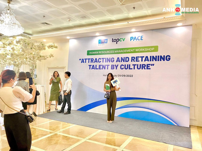 Khai-niem-ve-banner-backdrop-san-khau-anhtumedia