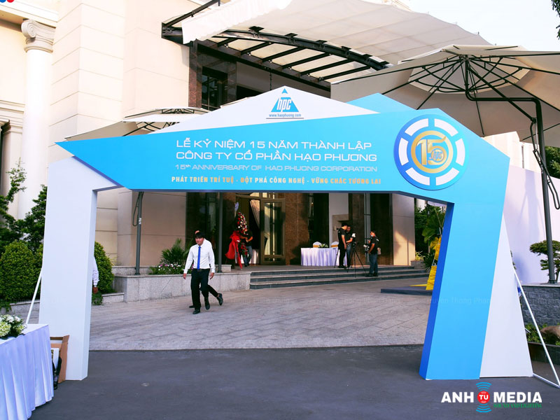 Tam-quan-trong-cua-cong-su-kien-san-khau-ban-ghe-trong-to-chuc-su-kien-anhtumedia