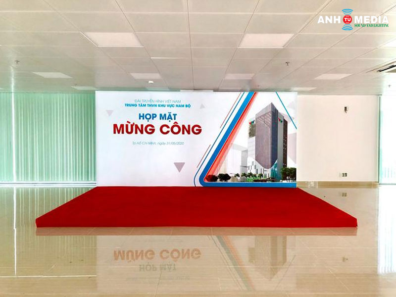Uu-diem-khi-thi-cong-banner-backdrop-san-khau-tai-anh-tu-media-anhtumedia