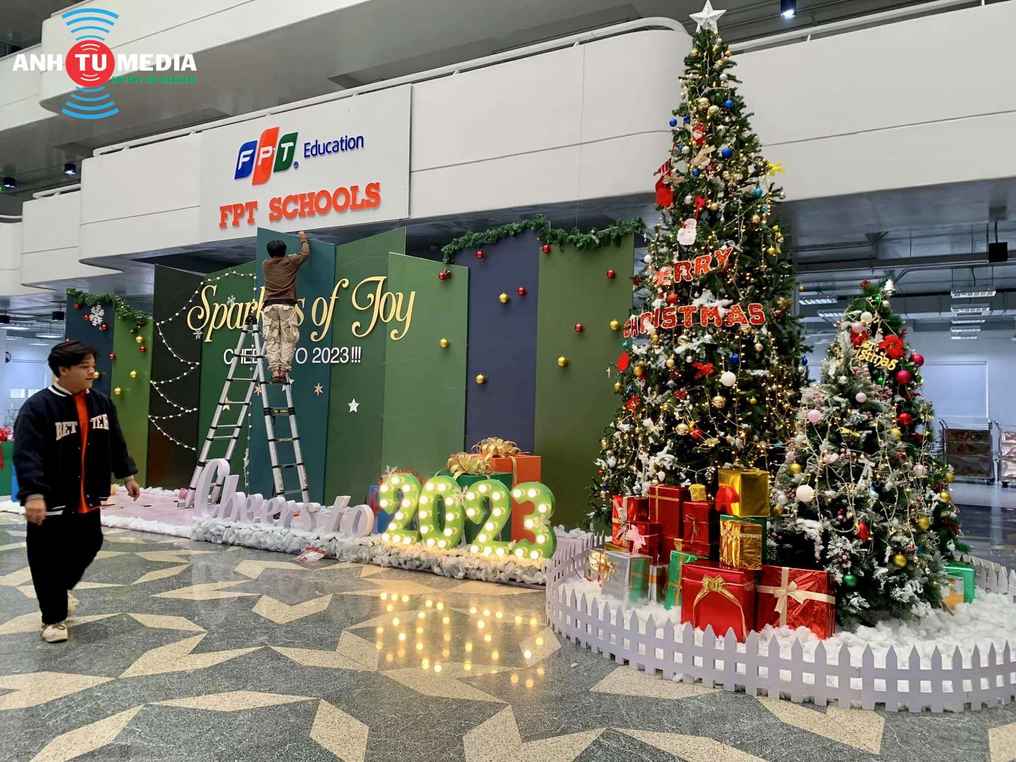 Trang trí cây thông Noel