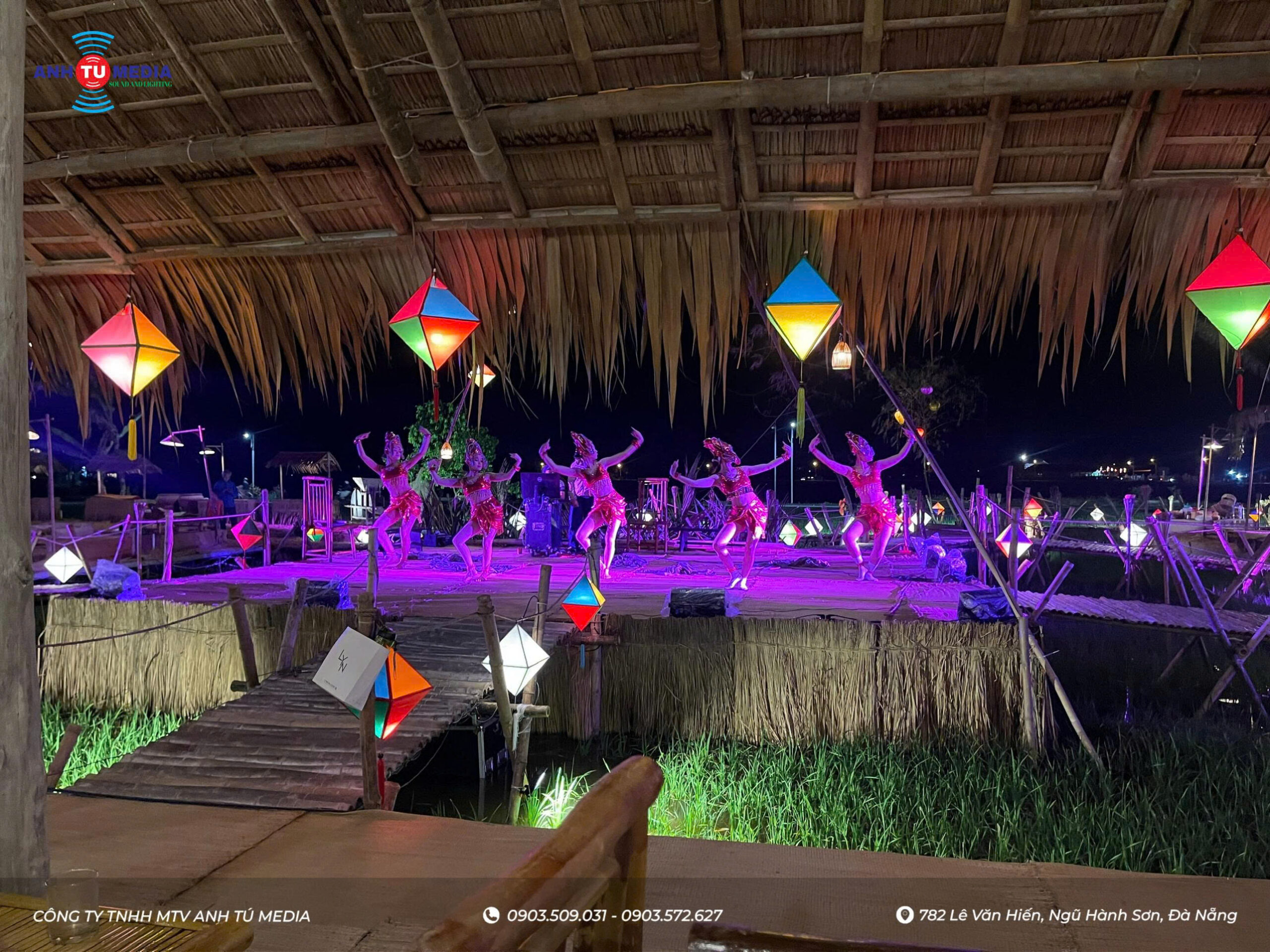 sân khấu ngoài trời