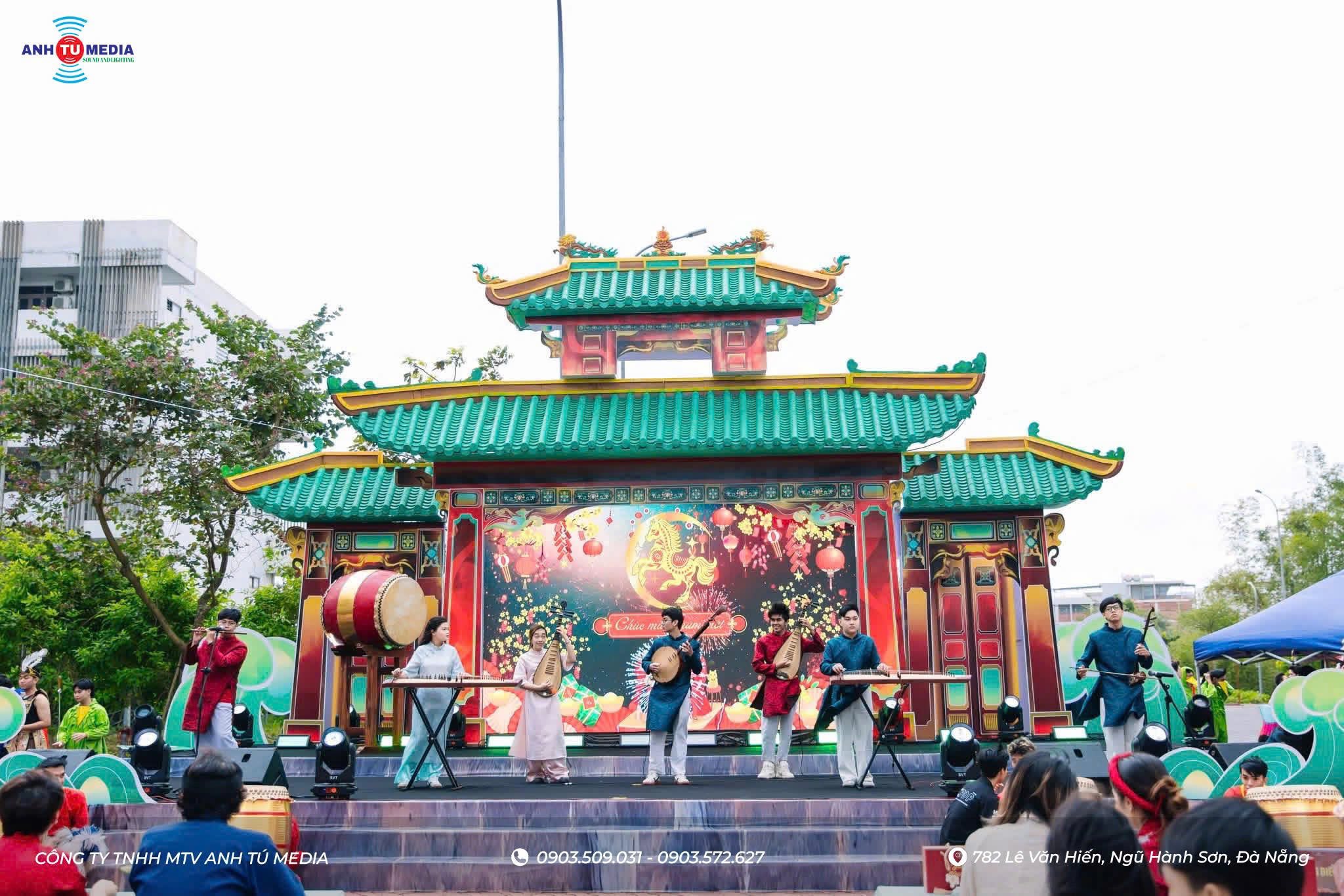 Sân khấu vs background lễ hội xuân 2026